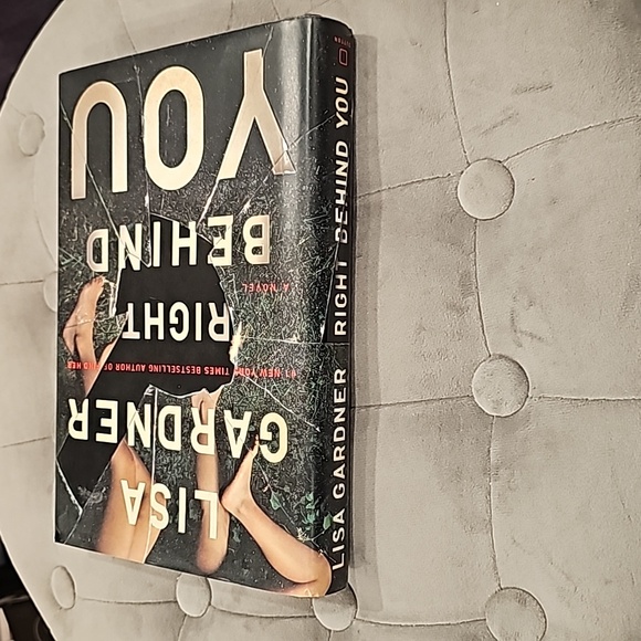 Right Behind You By Lisa Gardner - Picture 2 of 4